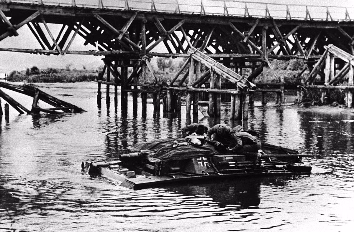 Xe tăng Đức vượt sông vào tháng 8 năm 1942, phía sau lưng họ là một cây cầu có vẻ đã bị đánh sập. Nguồn ảnh: Theatlantics.