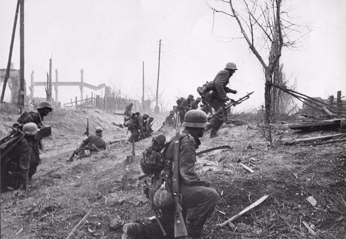 Lính Đức tiến quân ở ngoại ô thành phố Stalingrad, ảnh chụp vào cuối năm 1942. Nguồn ảnh: Theatlantics.
