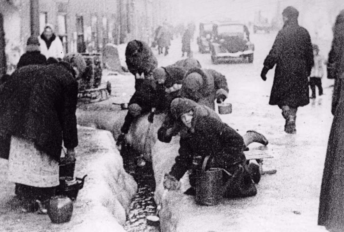Những người dân và trẻ em trong thành phố Leningrad múc nước từ đường ống vỡ để sử dụng vào mùa đông năm 1942. Đây là thành phố anh hùng của Liên Xô trong chiến tranh thế giới thứ hai với 900 ngày bị Đức bao vây nhưng vẫn kiên cường chống trả tới cùng. Nguồn ảnh: Theatlantics.