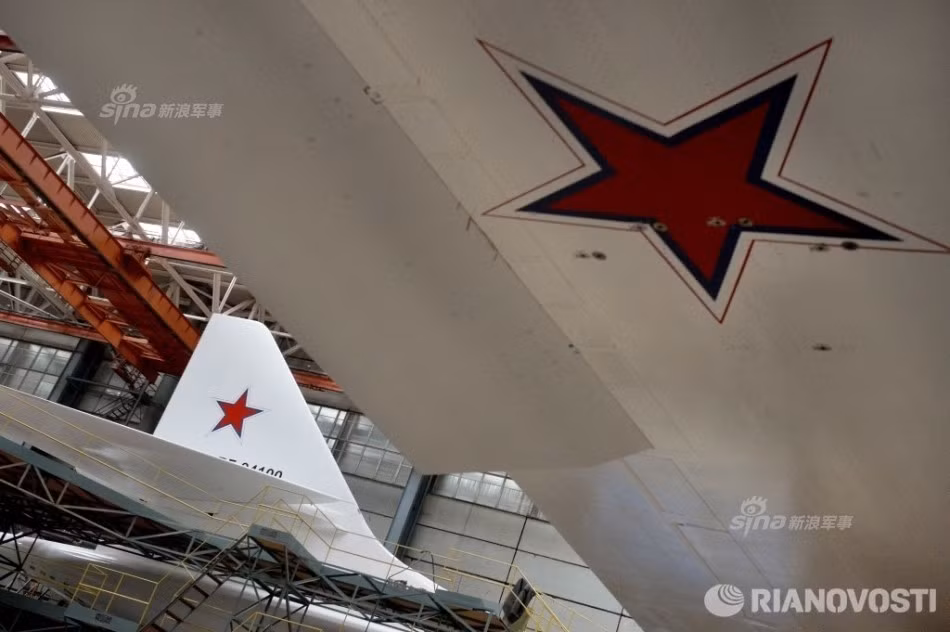 Tu-160 cũng được trang bị hệ thống nạp nhiên liệu trên không cho phép tăng tầm hoạt động, tuy nhiên rất hiếm khi chiếc máy bay này được sử dụng để bay "hết tầm" vì lượng nhiên liệu nó có khả năng mang theo lên tới 130 tấn cung cấp tầm hoạt động tối đa lên tới 15 giờ. Nguồn ảnh: RIA Novosti