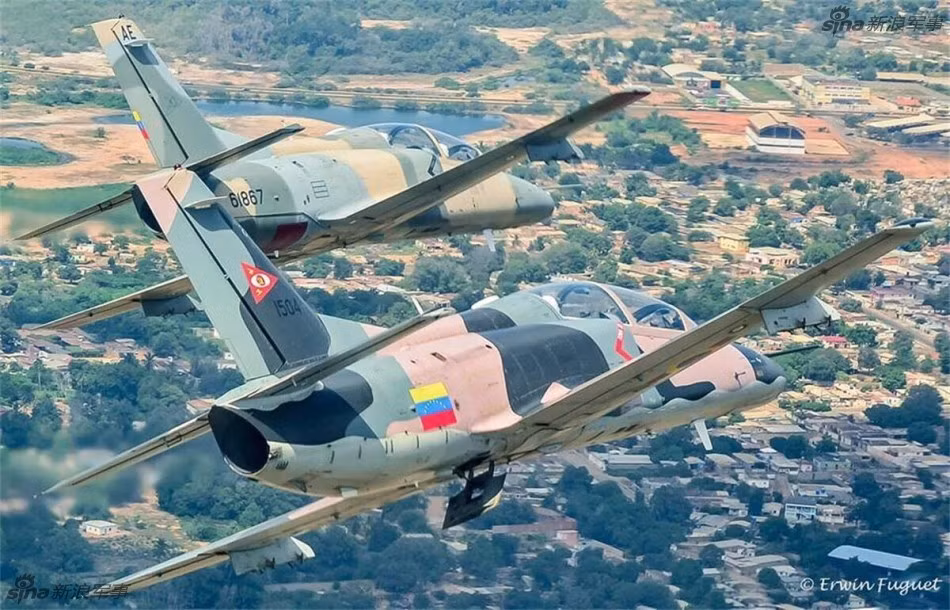 Lực lượng Không quân Venezuela có rất nhiều các loại máy bay khác nhau được nước này mua từ Pháp, Mỹ, Nga, Trung quốc,... Trong ảnh là những chiếc Hongdu K-8VV (Trung Quốc sản xuất), một loại máy bay huấn luyện có thể dùng trong chiến đấu như một chiếc tiêm kích hạng nhẹ. Venezuela đã sở hữu tổng cộng 24 chiếc loại này. Nguồn ảnh: Sina.