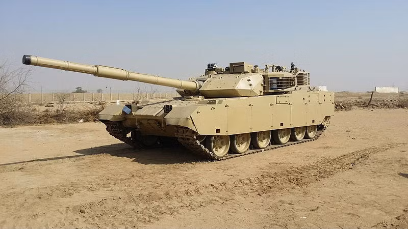 MBT3000 hay còn được biết tới với cái tên VT-4 là xe tăng chủ lực thế hệ 3 do Trung Quốc phát triển trên cơ sở dòng tăng Type 90-II. Nó có trọng lượng khoảng 52 tấn, kíp xe 3 người, trang bị pháo nòng trơn 125mm có thể bắn tên lửa qua nòng, tốc độ đạt tới 70km/h. Nguồn ảnh: Wikipedia