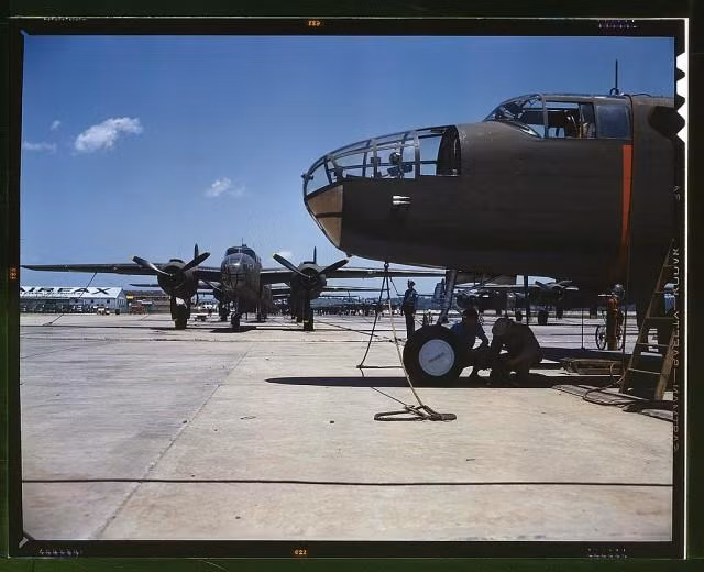 Dù lượng bom mang theo không nhiều bằng B-17 tuy nhiên chiếc B-25 được các phi công tin tưởng hơn rất nhiều do khả năng cơ động trên không của nó. Thậm chí trong một số trường hợp B-25 còn có thể không chiến "ngang cơ" so với các tiêm kích của đối phương. Nguồn ảnh: QQ.