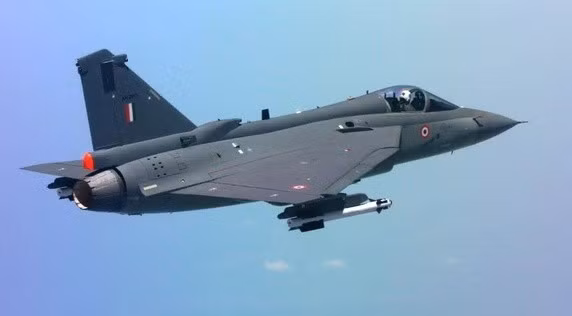 HAL Tejas là loại máy bay chiến đấu một chỗ ngồi hạng nhẹ (light fighter) được Ấn Độ tự nghiên cứu và chế tạo từ những năm 1990. Đến năm 2001, những chiếc HAL Tejas đầu tiên đã được bay thử nghiệm thành công. Nguồn ảnh: Quora.