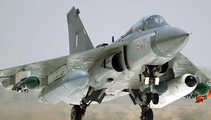 Máy bay dài 13,2 mét và có sải cánh 8,2 mét. Trọng lượng rỗng của HAL Tejas là 6,56 tấn, trọng lượng cất cánh tối đa đạt 13,5 tấn. Nguồn ảnh: Zeenews.