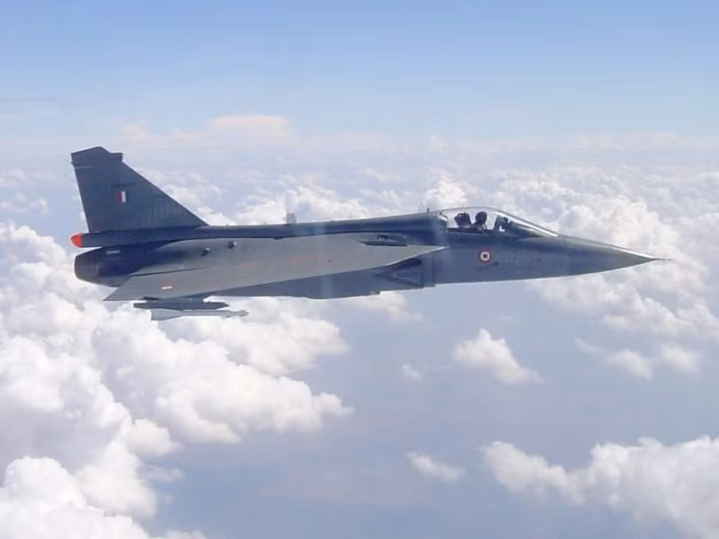 Được thiết kế để thay thế cho dòng MiG-21 của Liên Xô cũ nên chiếc HAL Tejas phải có những tính năng ưu việt nhất của MiG-21 đó là gọn nhẹ và cơ động. Tuy nhiên, chiếc chiến đấu cơ của Liên Xô cũ chỉ đơn giản là tiêm kích đánh chặn (chuyên tác chiến trên không - inception Fighter), còn các kỹ sư Ấn Độ đã thiết kế ra chiếc HAL Tejas ưu việt hơn, biến nó trở thành tiêm kích đa năng (multirole fighter). Nguồn ảnh: Defense.