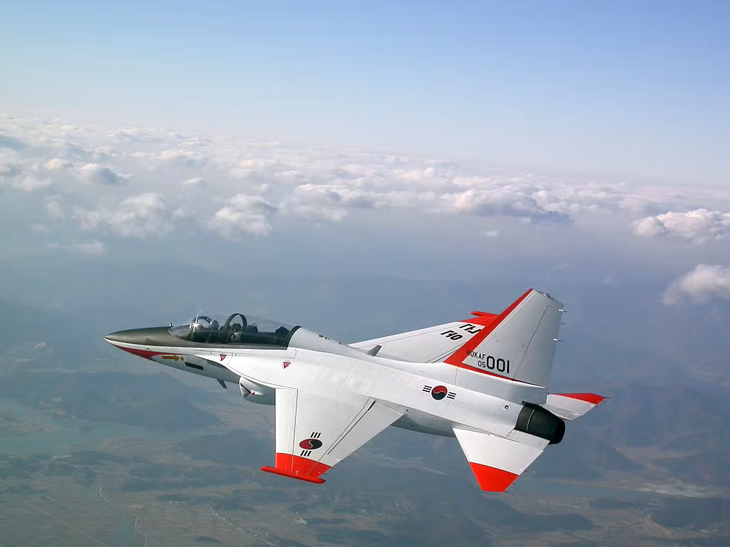 KAI T-50 Golden Eagle có tổng cộng 3 phiên bản bao gồm T-50: Máy bay huấn luyện, TA-50, FA-50 có thể vừa làm nhiệm vụ bay huấn luyện vừa tham chiến như một chiến đấu cơ hạng nhẹ. Nguồn ảnh: Defensedaily.