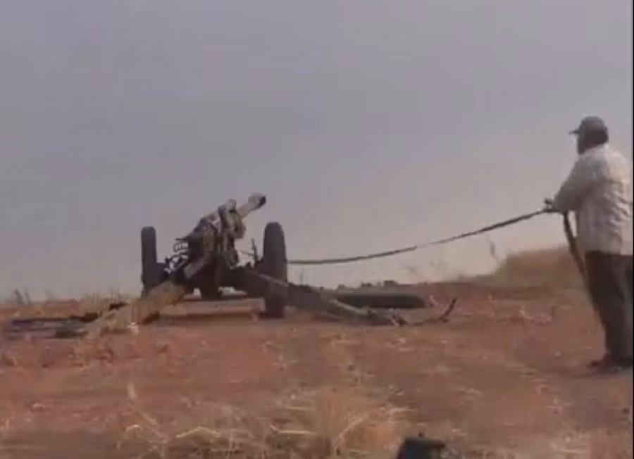 Khẩu leFH 18 được sử dụng ở chiến trường Syria có vẻ vẫn hoạt động tốt dù rất nhiều bộ phận phụ như tấm chắn và thậm chí là cả kính ngắm cũng đã biến mất. Nguồn ảnh: QQ.