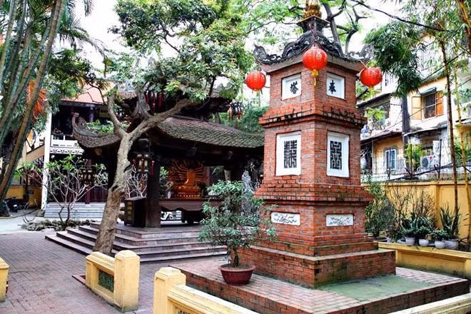 Chùa Phúc Khánh (Tây Sơn, Đống Đa) là ngôi chùa nổi tiếng linh thiêng ở Hà Nội, dịp đầu xuân mỗi năm hay ngày rằm, mùng 1, rất đông khách thập phương tới chùa. Ảnh: Tinhtam.