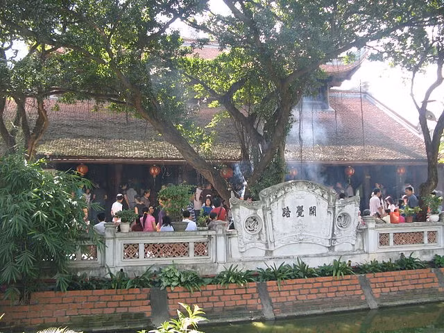 Chùa Hà (Dịch Vọng, Cầu Giấy) tên chữ là Thánh Đức tự là ngôi chùa nổi tiếng linh thiêng để cầu duyên. Ngày lễ Tết người dân đến chùa cầu mong Phật, Thánh giải bỏ tai ương, đem đến cho họ nhiều phúc lộc. Đặc biệt, nam thanh nữ tú đến chùa Hà để cầu tình duyên, cầu hôn nhân và có người yêu. Ảnh: Tinhtam.
