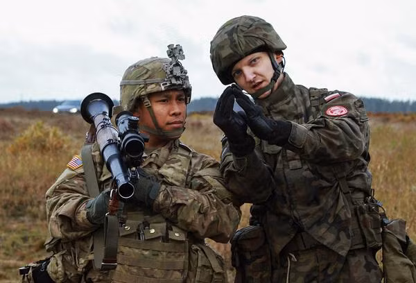 Ảnh: Binh sĩ Ba Lan đang hướng dẫn lính Mỹ cách sử dụng súng chống tăng RPG-7D - phiên bản dành cho lính dù của dòng RPG-7 (B41).
