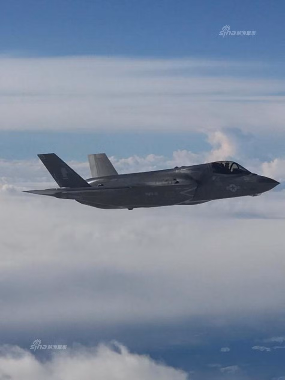 Mặc dù vậy, chiến đấu cơ F-35 có quá nhiều tai tiếng về vấn đề "đốt tiền" ngân sách trong quá trình nghiên cứu và phát triển nó. Các kỹ sư đã cố nhồi nhét quá nhiều tính năng hiện đại vào bên trong chiếc F-35 khiến nó trở nên "quá tải". Thậm chí các phi công kỳ cựu còn cho rằng chiếc F-22 hay thậm chí là F-18 còn dễ lái hơn nhiều so với chiếc F-35 thế hệ mới này. Nguồn ảnh: Sina.