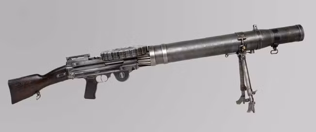  Súng máy Lewis được ra đời vào năm 1911 với trọng lượng chỉ 13 kg, cơ động hơn rất nhiều so với phần lớn các khẩu súng máy làm mát bằng nước đặt trên bánh xe nặng gấp đôi nó thời bấy giờ, sử dụng nguyên tắc trích khí lên đạn cho tốc độ bắn 600 viên mỗi phút với tầm bắn hiệu quả lên tới 800 mét. Nguồn ảnh: Chosul.