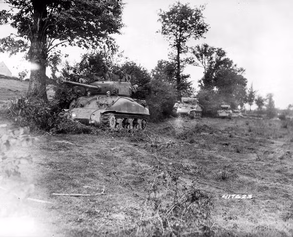 Hàng dài M4 Sherman tiến vào lãnh thổ giải phóng nước Pháp.