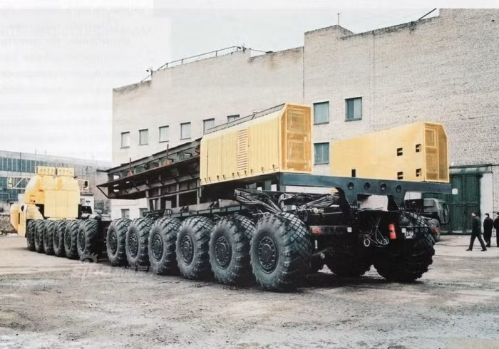 Xe được trang bị hai động cơ tua-bin sản sinh ra điện cung cấp cho 24 mô-tơ độc lập cho từng bánh xe, tạo ra hệ thống chuyển động độc lập giúp xe cơ động trên những đoạn đường xấu. Hai động cơ tua-bin cung cấp tổng cộng 1250 mã lực, tuy nhiên với tự trọng quá "khủng", con quái vật này thường chỉ di chuyển với vật tốc 20 km/h. Nguồn ảnh: Sina.