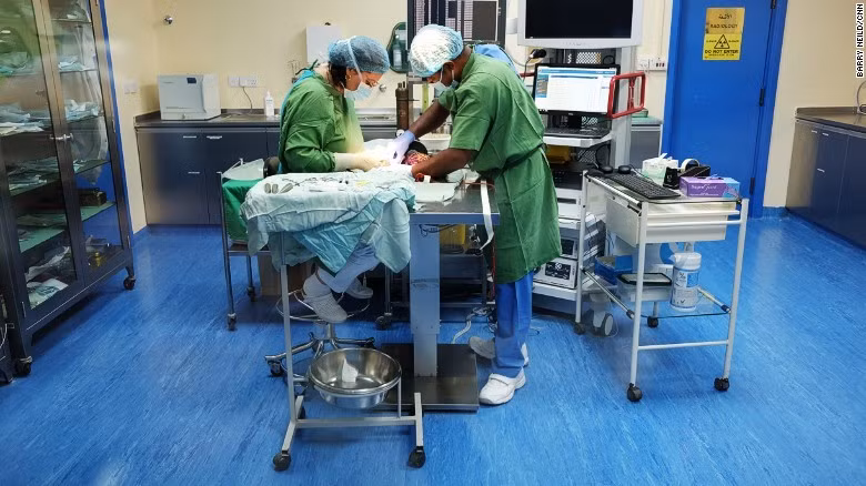 Những ca nghiêm trọng được đưa vào phòng phẫu thuật chim ưng ngay lập tức. Một cuộc phẫu thuật có thể kéo dài nhiều tiếng.