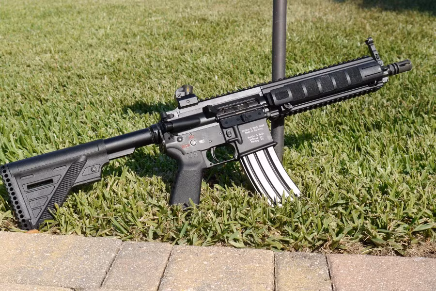 Được sản xuất ở Đức bởi hãng Heckler &amp; Koch, HK416 ra đời từ năm 2004 và đã chứng minh được sức mạnh, sự bền bỉ và khả năng hoạt động cực kỳ đáng tin cậy trong suốt hơn một thập kỷ qua. Nó cũng đã góp mặt trong rất nhiều cuộc xung đột lớn bé trên khắp thế giới. Một trong những "chiến tich" đặc biệt nhất liên quan tới HK416 chính là được Navy SEALs sử dụng để tiêu diệt trùm khủng bố Osama bin Laden. Nguồn ảnh: Gunreview.