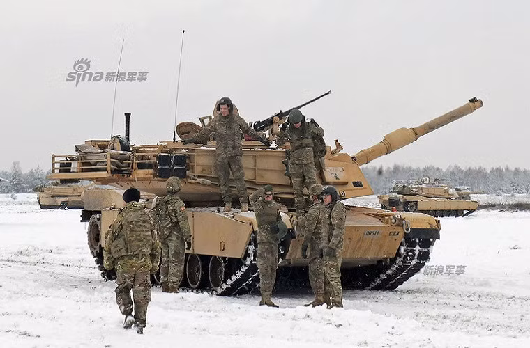 Hàng trăm chiếc xe tăng M1 Abrams của Quân đội Mỹ vừa được triển khai tới Ba Lan hồi đầu năm vừa có cuộc tập trận "sát vách" Nga (Ba Lan là quốc gia NATO có chung đường biên giới với Nga). Nguồn ảnh: Sina.