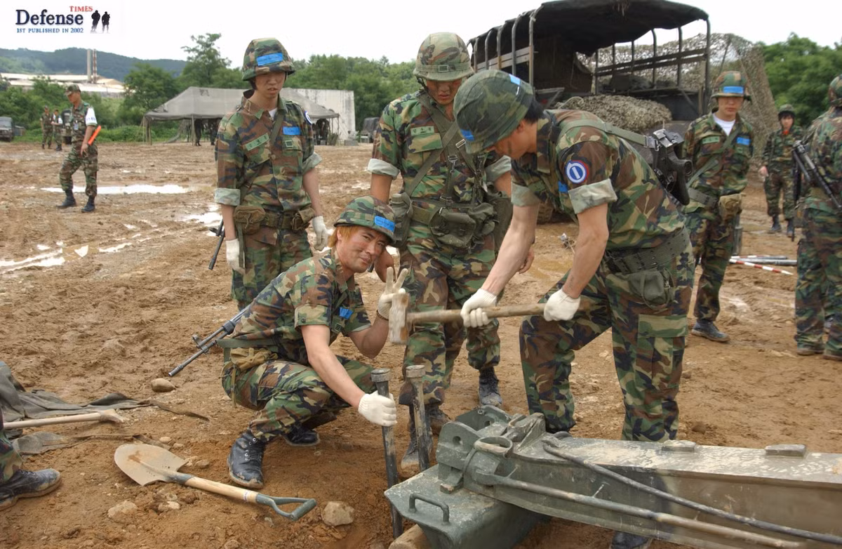 Công việc nặng nhọc nhất của những binh lính Hàn Quốc này là lúc hạ pháo dàn trận và lúc kéo pháo rút khỏi trận địa, trong lúc khai hỏa công việc của họ rất nhàn nhã, chỉ việc nạp đạn. Nguồn ảnh: Chosul.