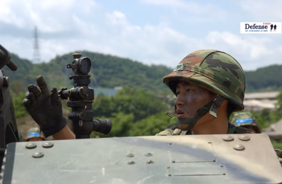 Xạ thủ đang điều khiển hệ thống ngắm quang học trong quá trình triển khai trận địa pháo. Nguồn ảnh: Chosul.