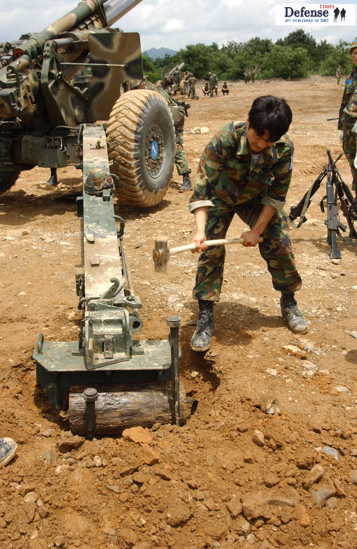 Binh lính cố định pháo lựu xuống mặt đất, giảm thiểu thời gian lấy lại đường đạn sau mỗi phát bắn. Nguồn ảnh: Chosul.