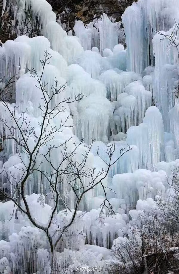 Chùm ảnh thác nước đóng băng đẹp như trong tranh được đăng tải trên Nhân dân Nhật báo. Ảnh: DailyMail.