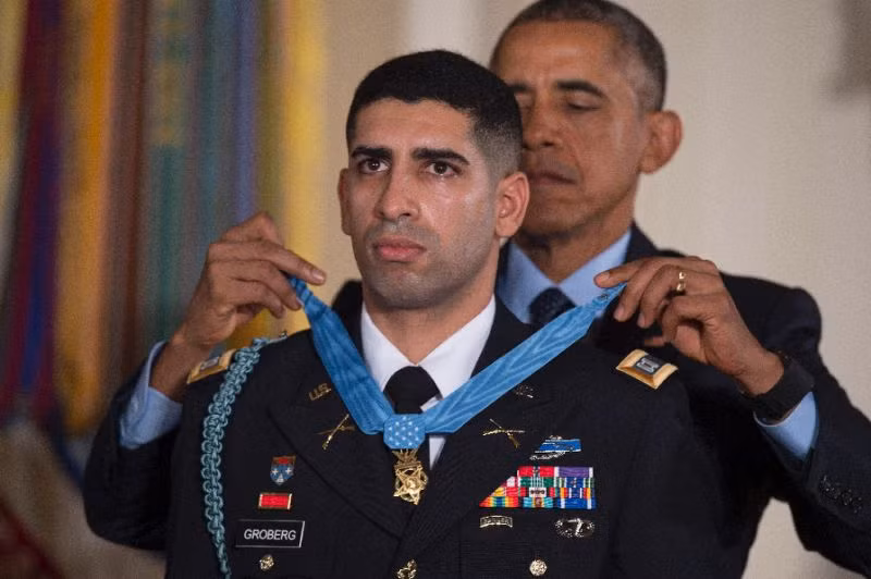 Tổng thống Obama tận tay trao huân chương cho những quân nhân có thành tích vượt trội trong quá trình phục vụ quân đội, phục vụ nước Mỹ. Nguồn ảnh: News.