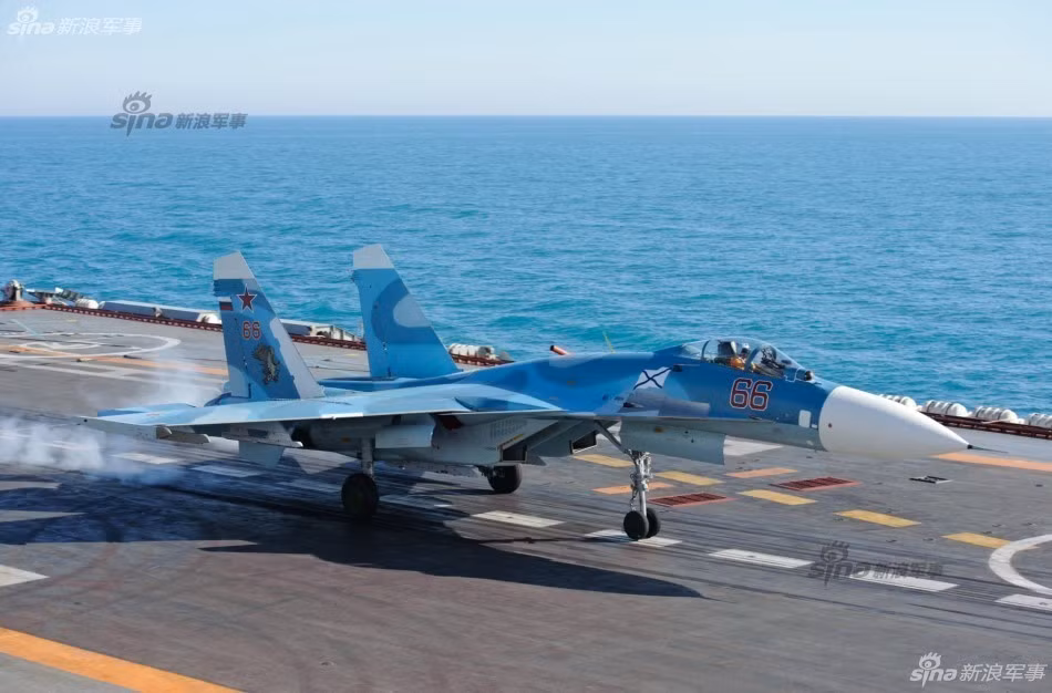 Hoạt động của tàu sân bay phục vụ các chiến dịch không kích phiến quân tại Syria xem ra vẫn bình thường. Khác hoàn toàn với lời đồn đoán phương Tây trước đó cho rằng Kuznetsov không thực sự hoạt động tốt, các tiêm kích hạm Su-33 đậu cả ở Hmeymim. Nguồn ảnh: Sina.