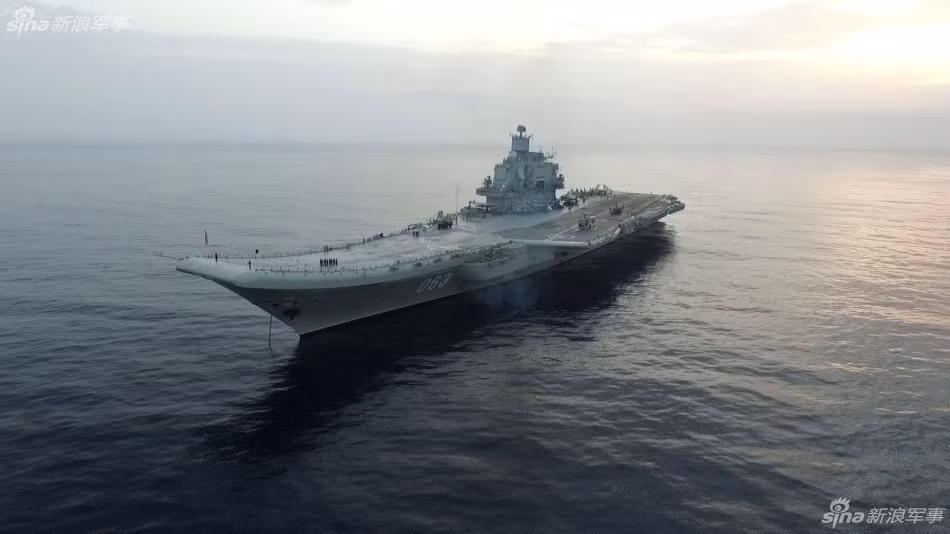 Do sử dụng động cơ hơi nước nên tàu sân bay Kuznetsov khi hoạt động hết công suất sẽ "xả khói" nghi ngút, tuy nhiên các báo chí phương tây lại vin vào hành động xả khói này để có phần chế diễu, ám chỉ chiếc tàu sân bay Nga là cổ lỗ sĩ, lạc hậu. Nguồn ảnh: Sina.