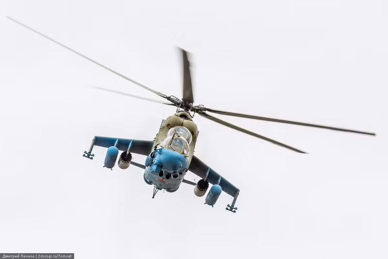 Trực thăng Mi-24P lượn lờ thực hiện yểm trợ trên không. Nguồn ảnh: Englishrussia.