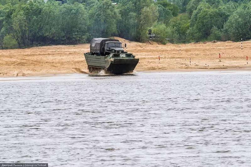 Thiết giáp lội nước chở các xe khí tài phục vụ công tác bắc cầu phao. Nguồn ảnh: Englishrussia.