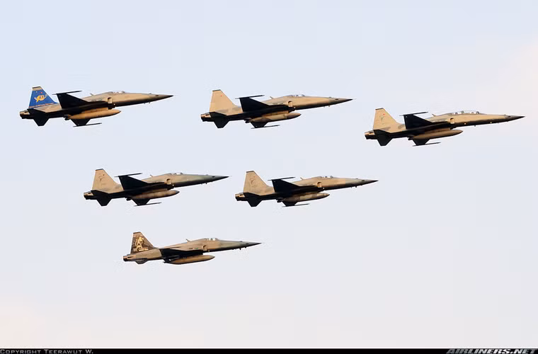 Mặc dù đã có những dòng tiêm kích hiện đại hơn như F-16 (nâng cấp tiêu chuẩn mới) và nhất là JAS-39 Gripen C/D, tuy nhiên Không quân Hoàng gia Thái Lan (RTAF) vẫn mong muốn giữ lại số tiêm kích F-5 bị coi là lạc hậu. Và để tăng niên hạn sử dụng cho số máy bay F-5 này, mới đây BQP Thái Lan đã đệ trình lên nội các đề xuất chi thêm 3,2 tỷ baht để hiện đại hóa 4 tiêm kích F-5 nữa, bổ sung vào phi đội 10 máy bay F-5 đã trải quan hương trình nâng cấp "Super Tiger". Nguồn ảnh: Airlines.net