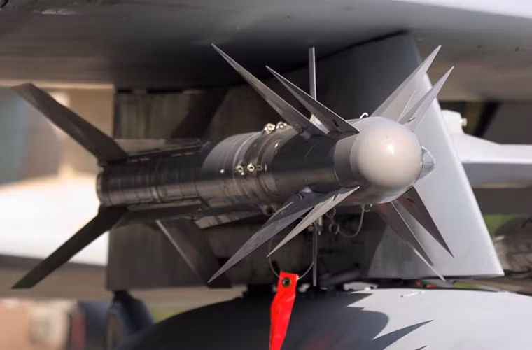 Về vũ khí, ngoài khả năng mang tên lửa AIM-9 truyền thống, máy bay tiêm kích F-5 sẽ mang được các tên lửa không đối không tầm ngắn Python-4 và tầm trung Derby của Israel. Nguồn ảnh: Wikipedia