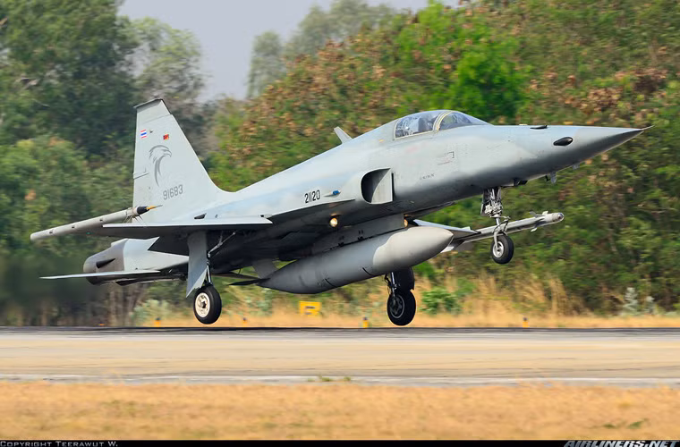 Gói nâng cấp tiêm kích đánh chặn F-5 Super Tiger sẽ kéo dài tuổi thọ khung thân máy bay lên 2.400 giờ bay. Điều này cho phép F-5 bay liên tục thêm 15 năm nữa trong Không quân Thái Lan. Nguồn ảnh: Airlines.net