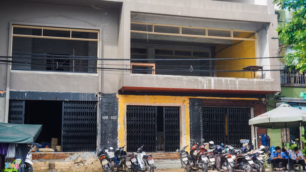 Nhà đất số 100 Bạch Đằng có diện tích 86,4 m2 được lãnh đạo UBND TP Đà Nẵng ký quyết định chuyển quyền sử dụng đất cho Công ty Cổ phần du lịch Đà Nẵng với giá gần 2,2 tỷ đồng, giảm 10% tiền sử dụng đất. Sau đó, công ty này đã chuyển nhượng tài sản trên cho Ngô Áng Hùng (anh rể Vũ) và cuối cùng lọt vào tay Vũ "nhôm".