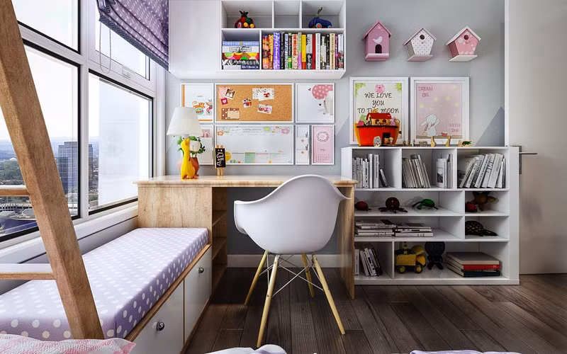 Tranh trang trí và dụng cụ học tập được bố mẹ lựa chọn cẩn thận, phù hợp với sở thích của các bé. 