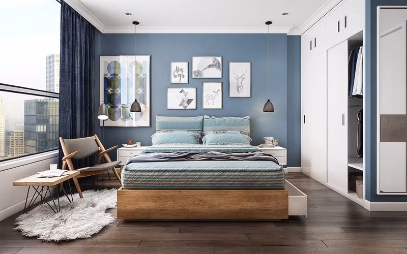 Khác với phòng khách và nhà bếp, phòng ngủ được trang trí bằng tông màu xanh dương tạo cảm giác yên bình và mát mẻ.