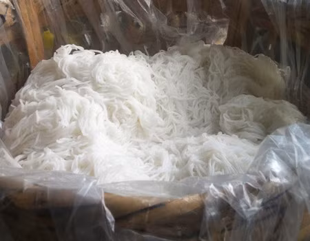Sulfit. Đây là một loại hóa chất thuộc nhóm sulfur có thể xâm nhập vào thực phẩm tự nhiên trong môi trường hay được thêm vào thực phẩm để bảo quản hay làm tăng hương vị đặc biệt của thực phẩm. Các sản phẩm được một số nhà sản xuất áp dụng tính chất này là: bánh tráng, các loại bột dưới dạng sợi như bánh canh, bún, miến…