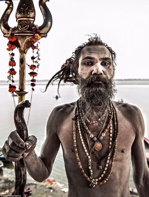 Đặc điểm nhận dạng các tu sĩ Aghori là họ thường phủ khắp mình thứ bột màu trắng, quấn quanh đầu và cổ vô số tràng hạt và thường sống quanh quẩn trong các khu hỏa táng bên sông Hằng.
