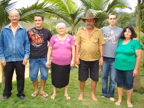 Hai gia đình bị trao nhầm con về chung một nhà. Dimas Aliprandi đến từ Joao Neiva, Brazil luôn tự hỏi tại sao mình trông không giống các chị gái. Khi 24 tuổi, anh đã tiến hành thử DNA và chứng tỏ mình không phải con ruột của bố mẹ. Sau khi điều tra nhiều hơn, Aliprandi đã bị tráo đổi với một cậu bé khác, tên Elton Plaster. Sau khi mọi việc được sáng tỏ, cả 2 chàng trai hiện đang sống của với cả bố mẹ ruột và bố mẹ nuôi của mình.