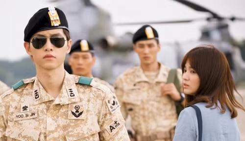 Song Joong Ki cũng học rất giỏi. Anh chàng từng đạt 380/400 điểm trong kỳ thi tuyển đại học và theo học trường Sungkyunkwan danh giá trước khi bén duyên với điện ảnh.