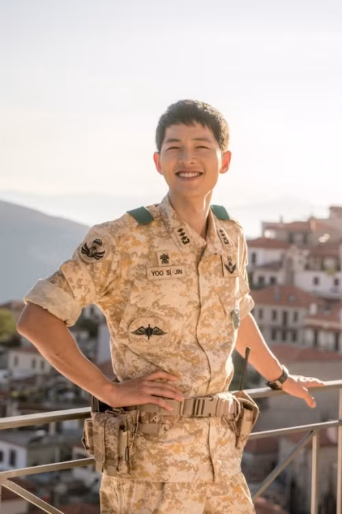 Mang lại hình ảnh đậm chất "soái ca" trong "Hậu duệ mặt trời", Song Joong Ki hiện là nghệ sĩ trở lại được chú ý nhất trong đầu năm 2016. Anh cũng là ví dụ điển hình nhất cho một ngôi sao thực lực, đa tài và miễn nhiễm với scandal.