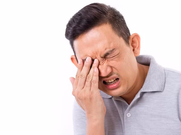 Mí mắt. Khoảng 5-10% ung thư da xảy ra ở mí mắt. Như vậy, mí mắt là một trong những bộ phận "không ngờ" nhất có thể bị bệnh ung thư tấn công. Hãy thực hiện kiểm tra nhãn khoa thường kỳ để phòng trường hợp xấu nhất xảy ra.