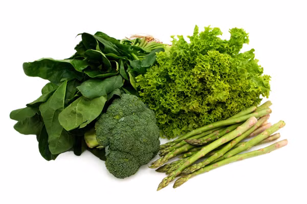 Rau lá xanh đậm. Các loại rau có lá màu xanh nhạt rất bổ dưỡng nhưng chúng không chứa đủ Phytoestrogen có khả năng kích thích mô ngực phát triển. Tuy nhiên, trong các loại rau lá màu xanh đậm như rau bina, cỏ đinh lăng lại giàu chất oxy hóa tự nhiên, sắt, canxi,…không những có thể giúp vòng 1 cải thiện đáng kể mà còn giúp giảm mỡ bụng vòng 2 hiệu quả.