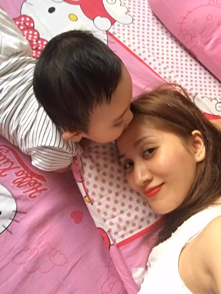 Khánh Thi \"Hình như quá vất vả cho công việc. Bệnh rồi. Mong cho không được yếu vào lúc này. Phải vực lên nào. Cố lên nào Thi ơi!\".