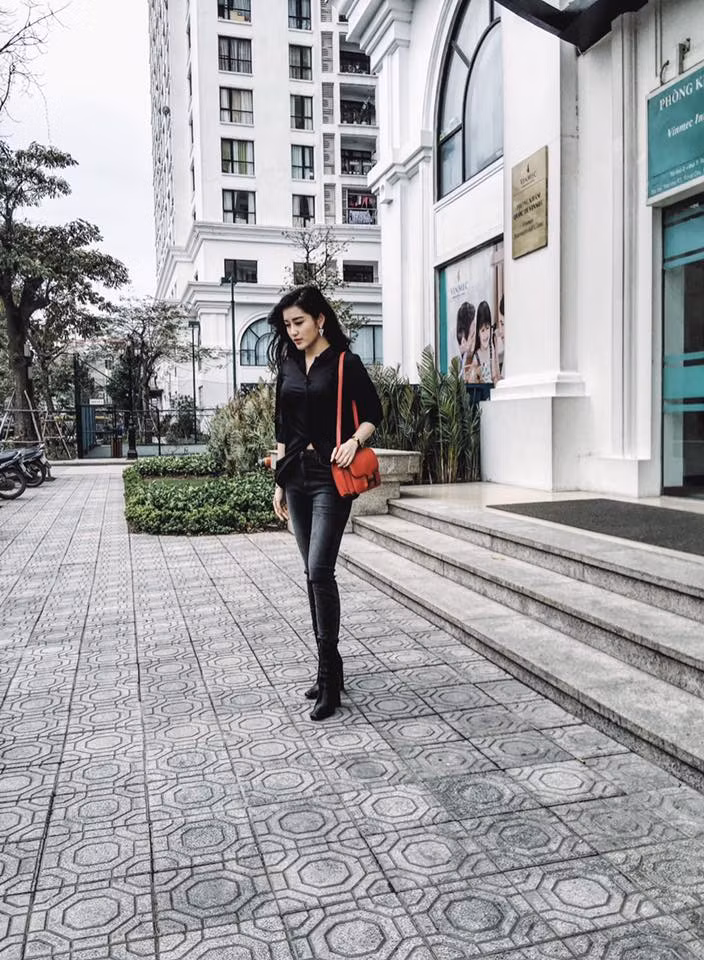 Không váy áo quyến rũ, Huyền My vẫn hút mắt người nhìn với vẻ xinh đẹp cá tính giữa đời thường.