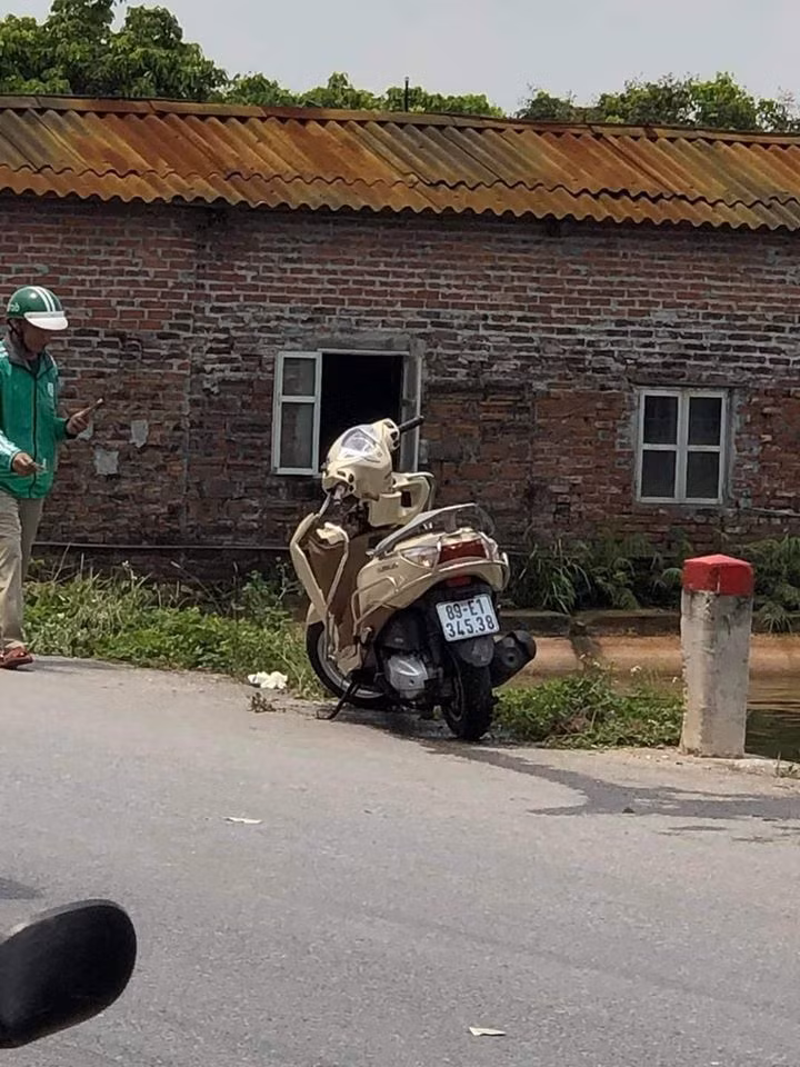 Một số người dân cho biết, vụ TNGT xảy ra đêm qua (26/5), đến trưa nay (27/5), thi thể nạn nhân nổi trên mặt ao được người dân phát hiện, người dân vớt lên bờ cùng chiếc xe máy tay ga chìm dưới ao hiệu Honda Lead mang BKS 89E1-34538. 