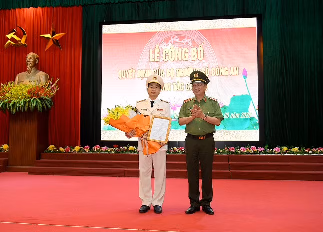 Chan dung tan GDCA tinh Hoa Binh tung phoi hop voi FBI triet pha toi pham
