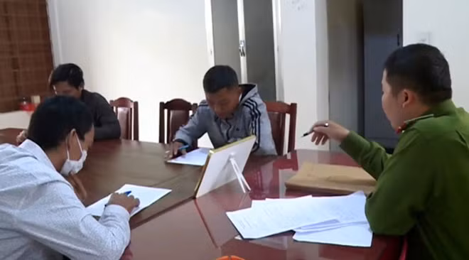 Cũng liên quan tới việc ném đá xe khách thì mới đây tại Lâm Đồng có vụ nhóm 'phượt thủ' ném đá xe khách quay clip rồi đăng lên mạng xã hội: Ngày 13/5, Công an huyện Di Linh, tỉnh Lâm Đồng đã triệu tập Nguyễn Việt Anh (25 tuổi), Nguyễn Tấn Lộc (20 tuổi) và Nguyễn Phạm Bảo Duy (26 tuổi, cùng ngụ tại quận Thủ Đức, TP HCM) để làm rõ hành vi ném đá xe khách trên quốc lộ 20.
