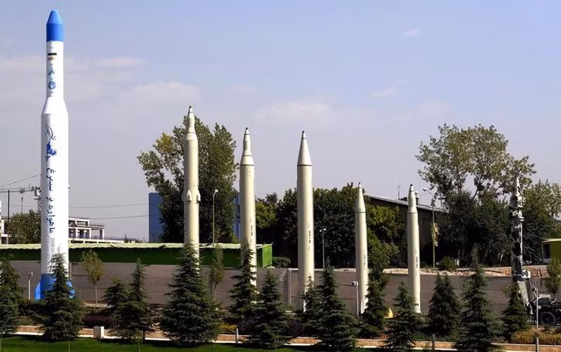 Theo một số nguồn tin, các tên lửa đạn đạo tại nhiều căn cứ quân sự của Iran đã được triển khai một cách đầy đủ, điều này có nghĩa là Tehran đủ khả năng thực hiện một cuộc tấn công hủy diệt vào bất cứ lúc nào.